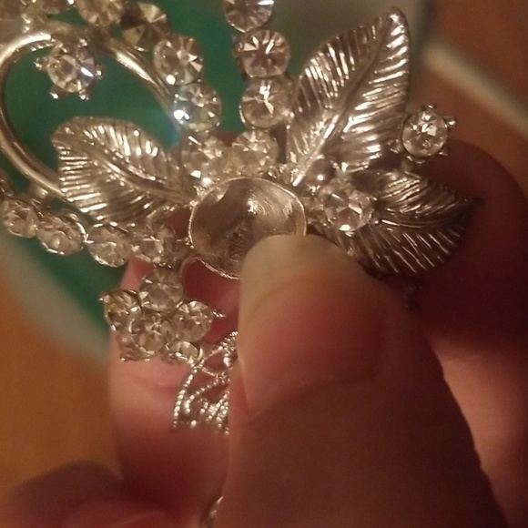 Exquisite Rhinestone Brooch (some missing stones) - Picture 3 of 3